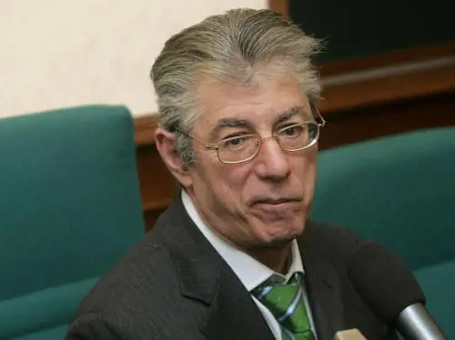 Federalismo, la riforma è arrivata al rush finale 
Bossi ha fretta: la Lega è in calo nei sondaggi