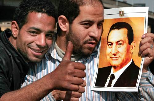 Mubarak: "Mi dimetterei ma non posso farlo" Intanto al Cairo è caccia aperta agli occidentali