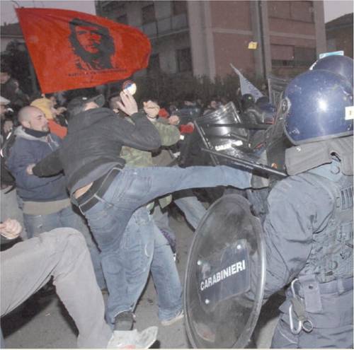Arcore, gli slogan forcaioli del popolo viola 
L'alt di Casini: non vogliamo finire come l'Egitto
 