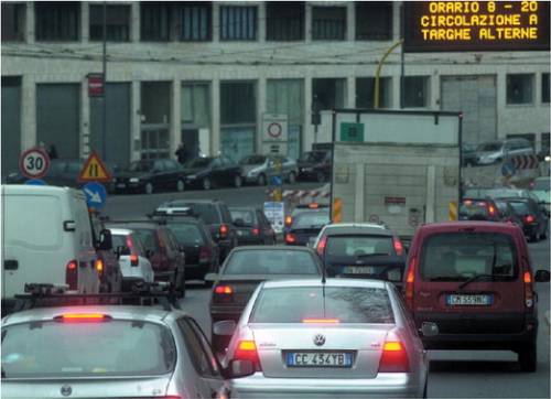 Smog, 70 all’ora in tangenziale e resta il blocco