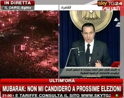 Mubarak non se ne va ma lascia i poteri al vice 
La piazza, delusa, chiede l'intervento dei militari