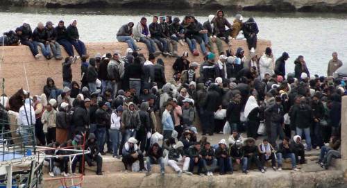 Fuga dal Magreb, ondata di sbarchi in Italia 
Maroni: "C'è rischio d'infiltrazioni terroristiche"