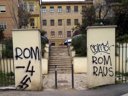 Roma, scritte contro bimbi morti:   
"Rom -4", firmato con svastiche