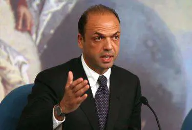 Bersani condanna il Cav 
senza processo. Alfano: 
no, presunto innocente