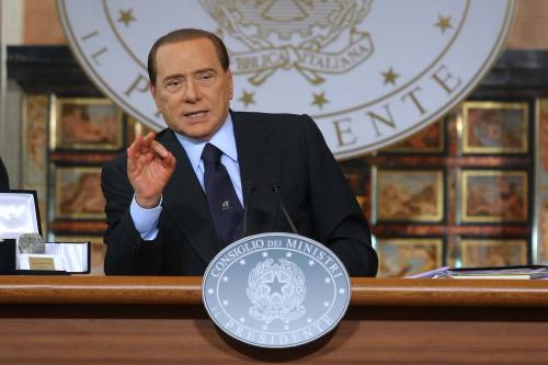 Silvio non si arrende e rilancia: "Il Pdl in piazza" 
E l'assalto scricchiola, il processo è pieno di vizi