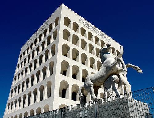 I francesi si prendono il “Palazzo della Civiltà Italiana” a Roma