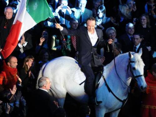 Al Festival dell’Unità  Benigni arriva a cavallo  e ride sul bunga bunga