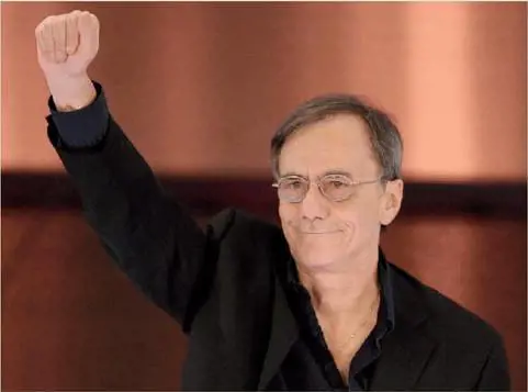 Vecchioni vince Sanremo 
E la sinistra snob 
si innamora del televoto