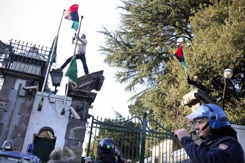 Sull'ambasciata libica di Roma sventola bandiera pre Gheddafi