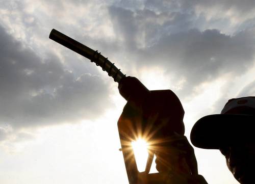 Il petrolio vola alle stelle 
Ma Scaroni tranquillizza:  
Libia non unico fornitore