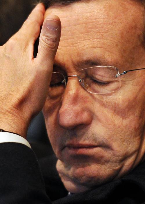 Fini va da Santoro e spara contro Berlusconi: 
"E' eletto dal popolo, non unto dal Signore"
