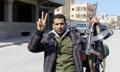 Viaggio ad Al Zawia, tra ribelli e irriducibili 
E l'America offre "qualsiasi aiuto" ai rivoltosi