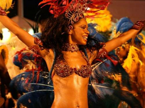 Brasile, tragedia durante il Carnevale 
Un carro trancia fili elettrici: 16 morti