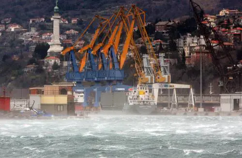 Trieste, bora a 180 km/h: 90 feriti 
Nevica sul Centro: 40 cm in Romagna