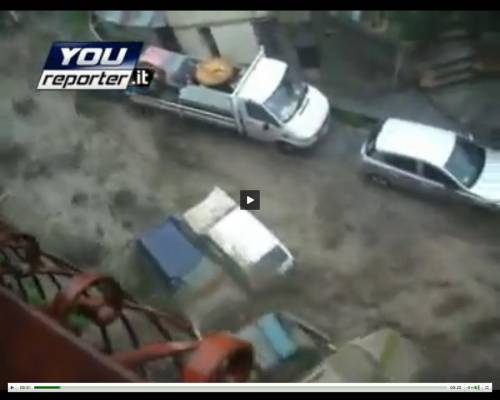 Messina, video: immagini choc 
Le auto spazzate via dal fango