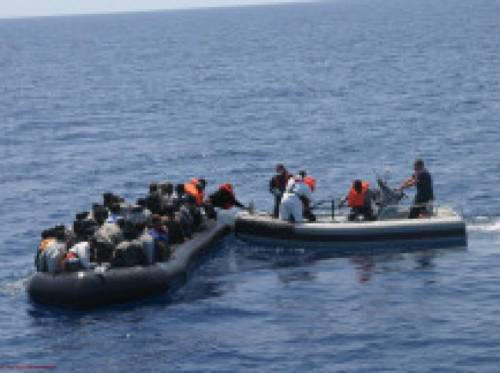 Immigrazione, barcone soccorso 
due extracomunitari dispersi 
