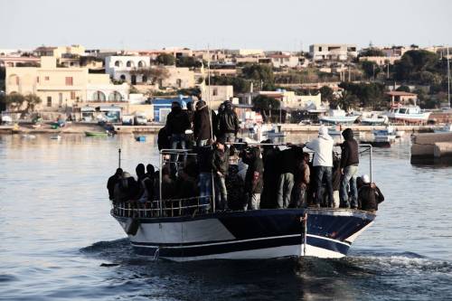 IMMIGRATI, SCATTA L'ALLARME ROSSO: 
A LAMPEDUSA MILLE SBARCATI IN 12 ORE