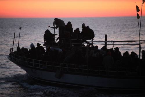 Petrolio alle stelle e sbarco immigrati da record 
Ma gli effetti della crisi libica sono solo all'inizio