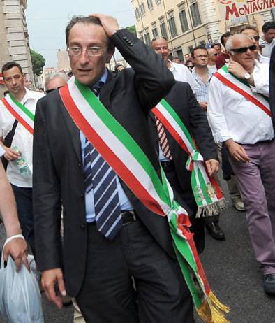 L'Aquila, Cialente getta la spugna e si dimette: 
"E' tutto fermo, mi è impossibile amministrare"