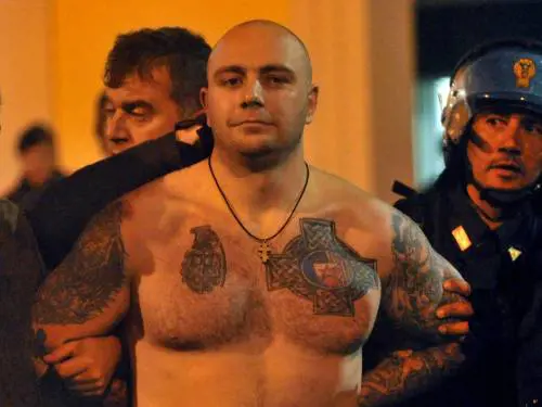 Pugno duro per Ivan, l'ultrà serbo  
Ora trattate così anche i black bloc