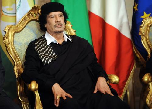 L'esercito bombarda i pozzi e un oleodotto 
Ma forse Gheddafi ora tratta con la Ue