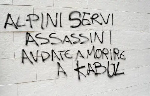 Genova «festeggia» la morte dei nostri militari
