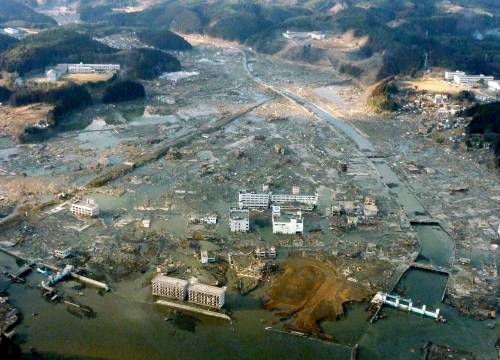 Giappone: nuove scosse, cala l'allarme tsunami 
Salgono a 1.400 i morti, oltre 10mila i dispersi