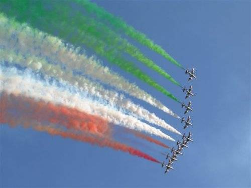 Auguri Italia, terra di mezzo 
segnata da eccessi e opposti