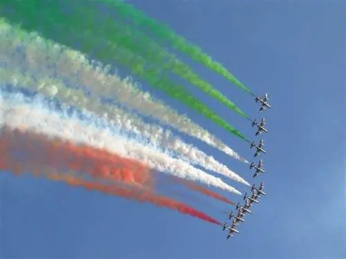Auguri Italia, terra di mezzo 
segnata da eccessi e opposti