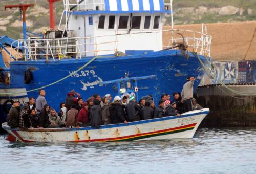 Immigrati, altri sbarchi: Lampedusa al collasso  
Ue sul barcone dei 1.800: "Non è respingimento"