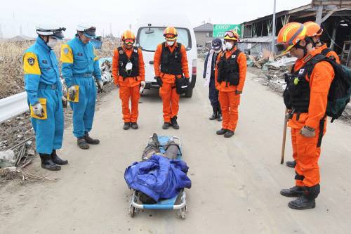 Sisma, non si sa più 
dove mettere i morti 
Pronte fosse comuni