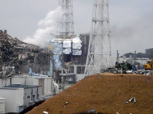 Fukushima, acqua con i "cannoni" sui reattori 
Il dietrofront di Obama: "Stati Uniti al sicuro"
