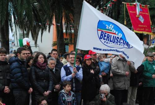 Frasi anarchiche contro l’Unità d’Italia ma la sinistra strappa le bandiere Pdl