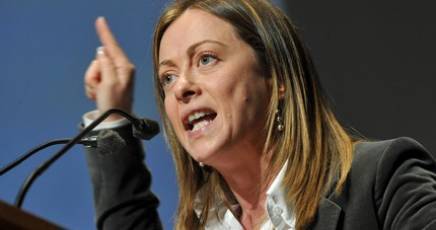 Meloni: "I giovani sono di sinistra? 
Un mito che dobbiamo sfatare"