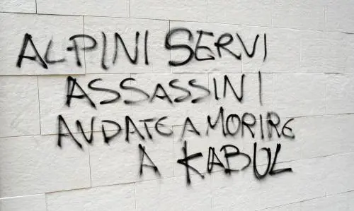 Una raccolta firme per far cancellare gli insulti ai soldati