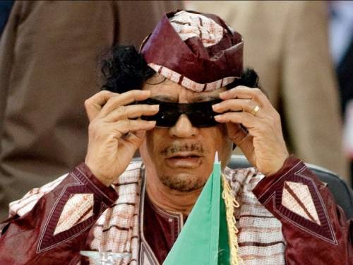 Pochi aerei e zero missili 
La vera arma di Gheddafi  
sono gli immigrati