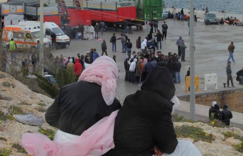 Lampedusa, ancora tensione per gli immigrati 
Stop alla nave col materiale: "No alla tendopoli"