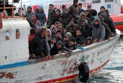 Maroni: "Macché profughi sono tutti clandestini" 
A Lampedusa ci sono più immigrati che italiani