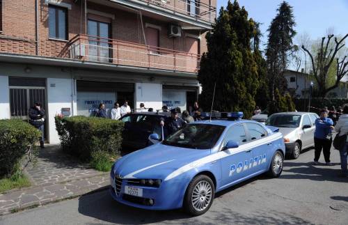 Carpi, accoltella e uccide 
la moglie per gelosia