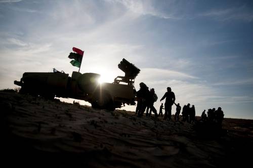 Libia, Sarkozy cede sulla Nato 
Il Cav: "Trattare con Gheddafi"