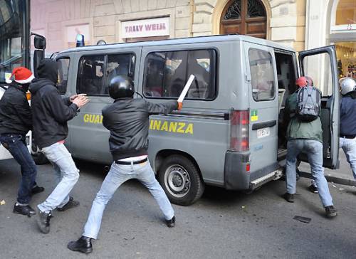 Scontri alla Mondadori  
Intolleranza dei Black bloc 
verso un libro di destra