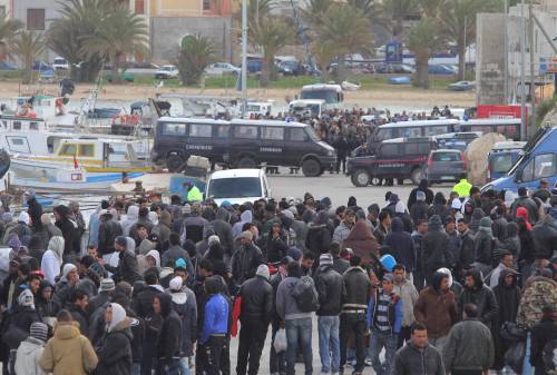 Lampedusa: qui 4.400 stranieri e niente acqua 
Scomparso da ieri un barcone con 330 eritrei