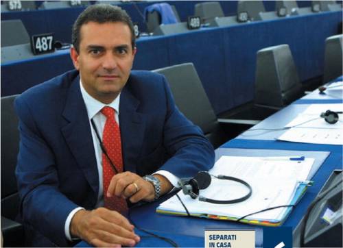De Magistris, il furbetto del giustizialismo 
per salvarsi dal processo si rifugia in Europa
