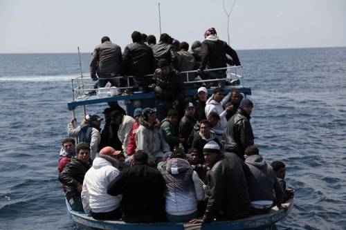 L'Italia vuole fermare la partenza dei barconi 
Maroni e Frattini: "C'è l'accordo con la Tunisia"