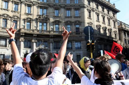 Milano, scontri e disordini 
per corteo degli studenti 
"Danni per 100mila euro"