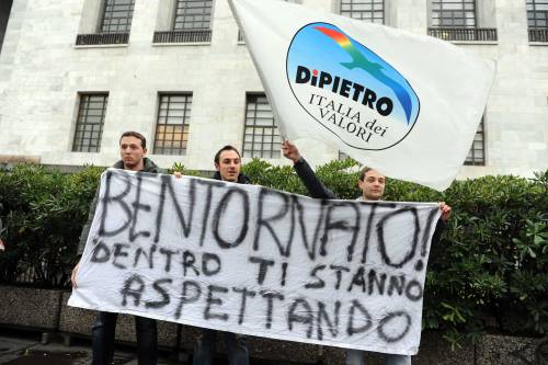 Davanti al tribunale bagno di folla per Berlusconi  
Insulti dai contestatori: parapiglia coi sostenitori