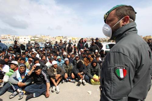 Lampedusa, è allarme 
Ora manca anche il cibo
 
Bossi: "Foeura di ball"