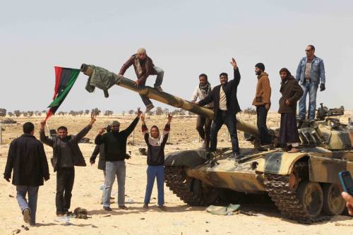 Libia, Occidente diviso tra esilio e armi ai ribelli 
Ma il popolo Usa è contrario all'intervento