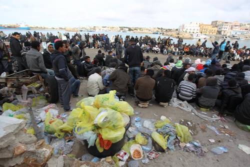 Maroni: "Lampedusa sarà svuotata entro sera" 
Ma il Pd accusa: "Volete fare scoppiare l'isola"