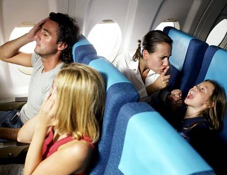 Ryanair introduce i primi voli vietati ai bambini: 
"In aereo sono dei piccoli mostri" Dì LA TUA